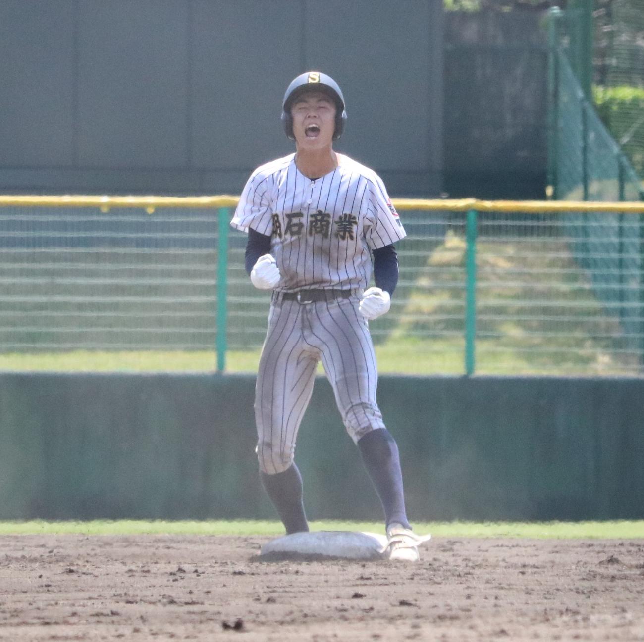 7回裏、明石商の山内が逆転打を放ってほえる（撮影・林亮佑）