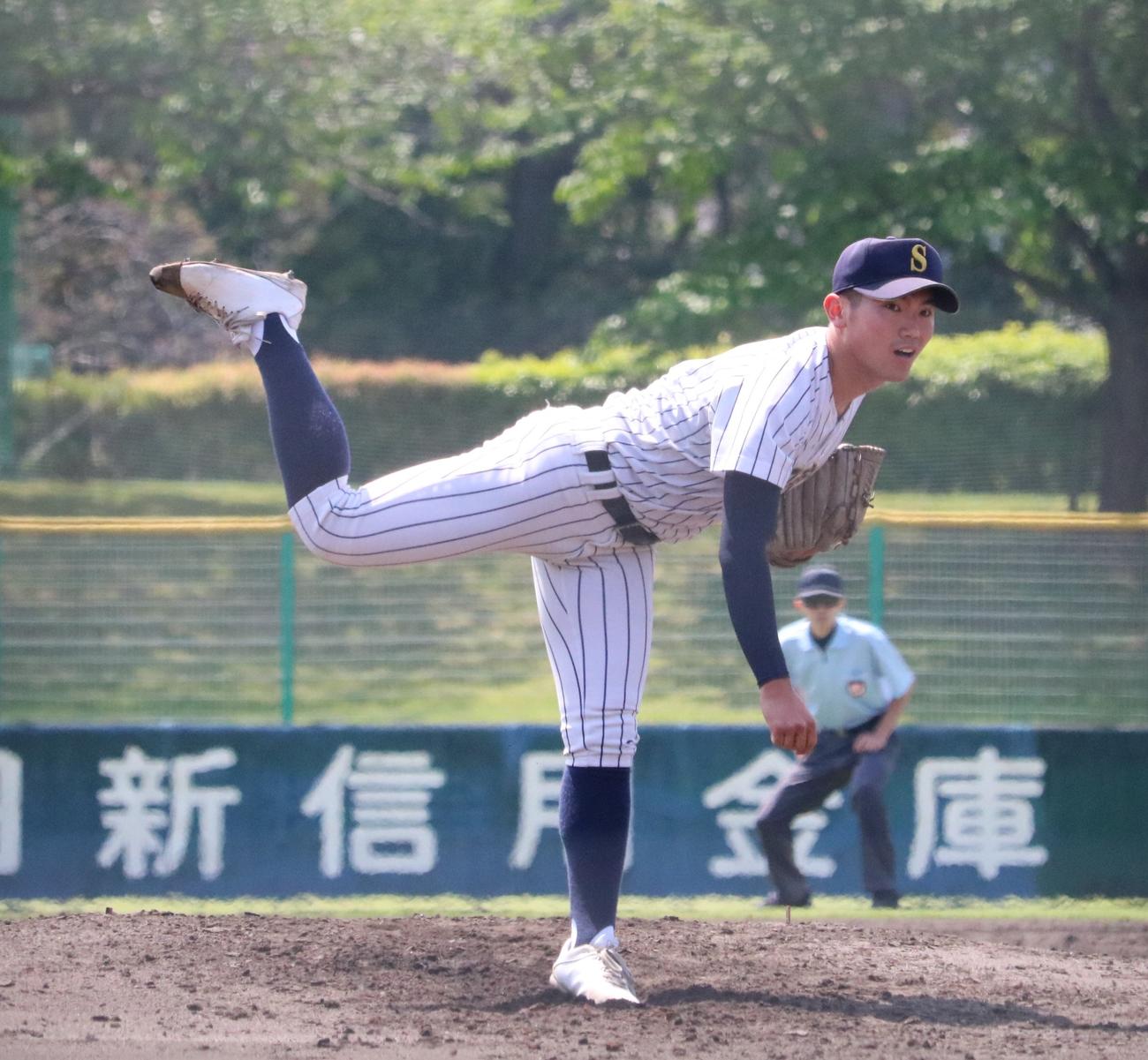 明石商の仁井田が救援で力投する（撮影・林亮佑）