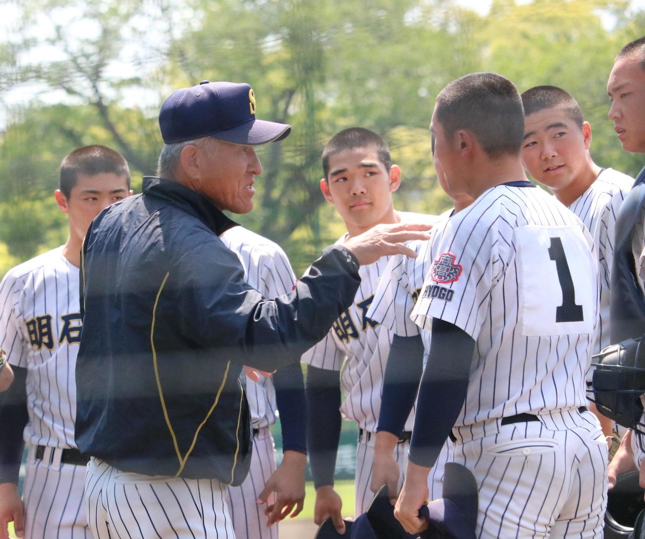 明石商の狭間監督が仁井田に指示する（撮影・林亮佑）
