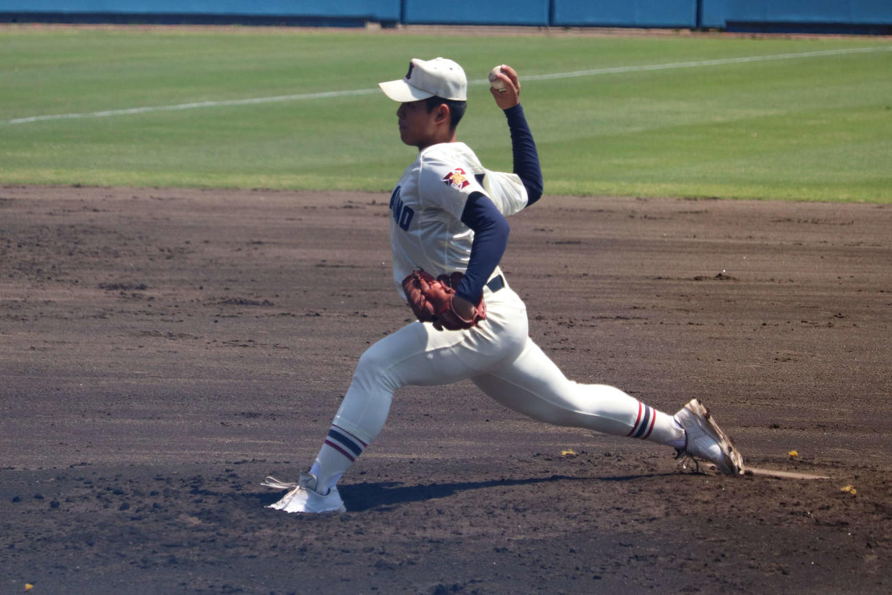 準決勝の市船橋戦で先発し、5回まで無安打投球と好投した習志野のエース、向井（撮影・保坂淑子）