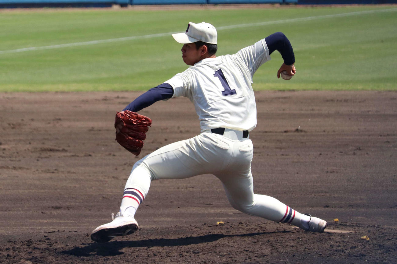 準決勝の市船橋戦で先発し、5回まで無安打投球と好投した習志野のエース、向井（撮影・保坂淑子）