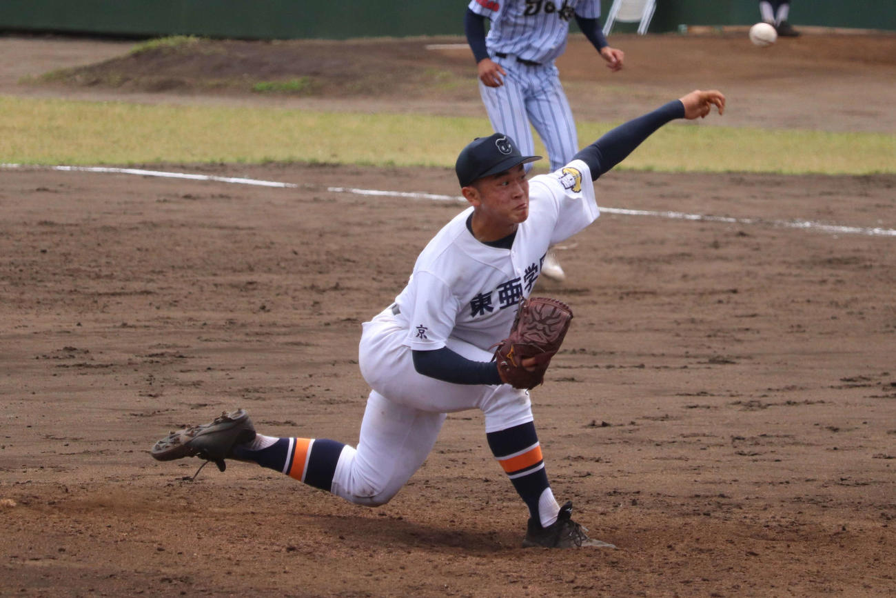 東海大菅生打線を5安打1失点に抑えた東亜学園のエース、佐々木（撮影・保坂淑子）