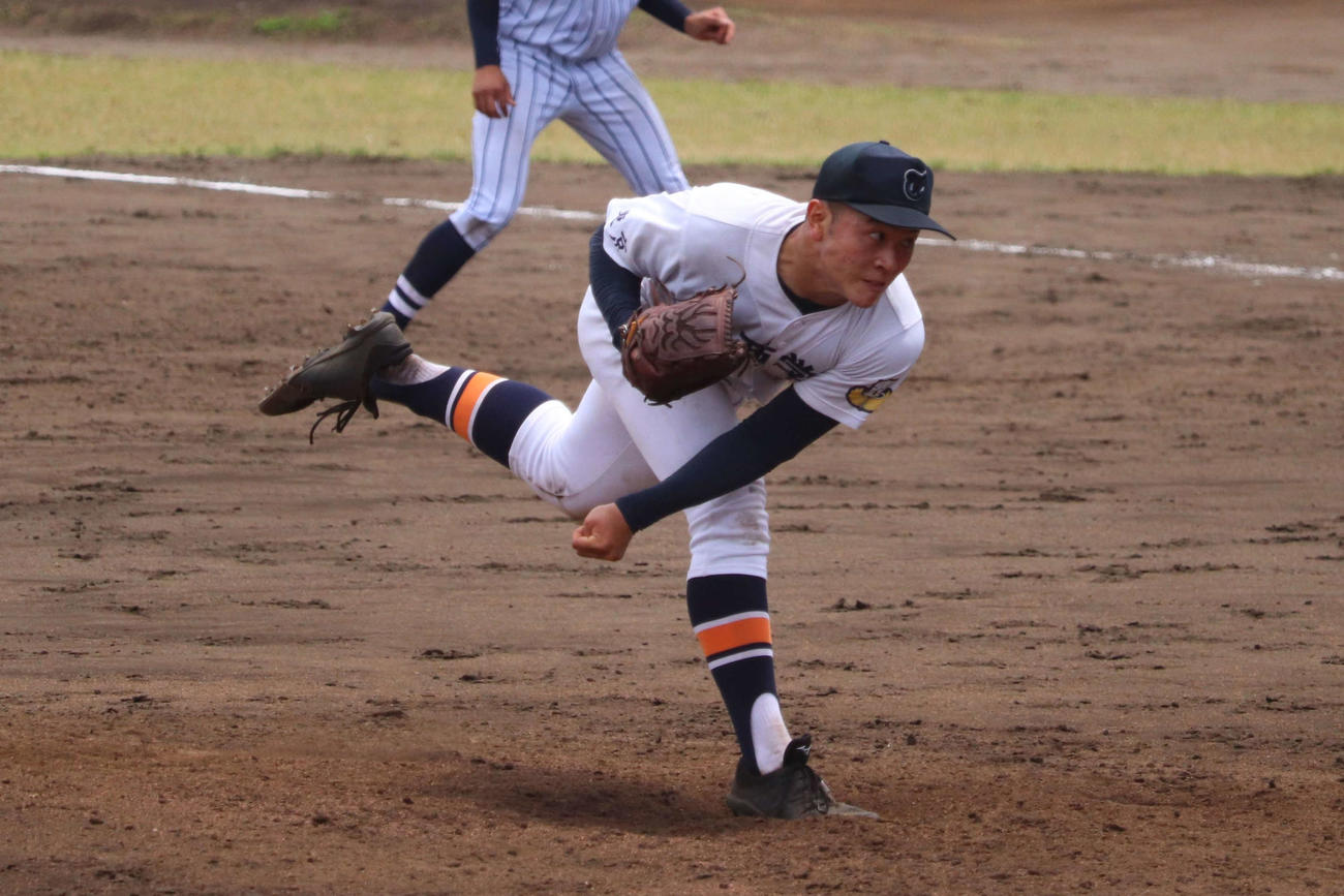東海大菅生打線を5安打1失点に抑えた東亜学園のエース、佐々木（撮影・保坂淑子）