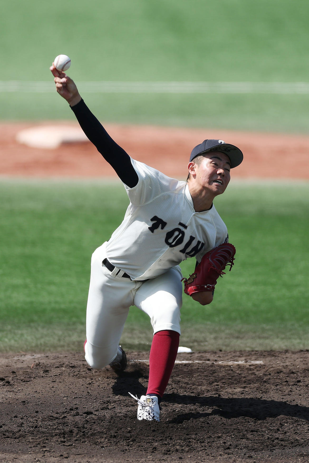 精華対大阪桐蔭　力投する大阪桐蔭先発の森（撮影・前田充）