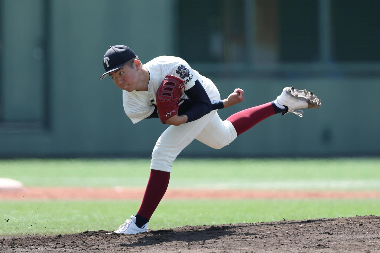 精華対大阪桐蔭　力投する大阪桐蔭先発の森（撮影・前田充）