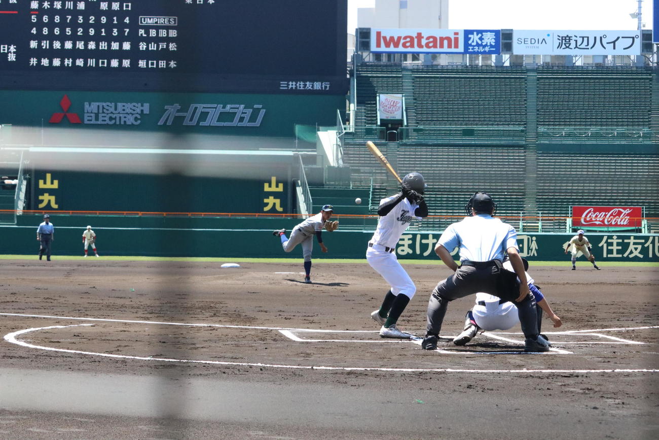 史上初めて軟式球児が甲子園で1球目を投じる。投手は東日本選抜の三浦学苑・出口（撮影・林亮佑）