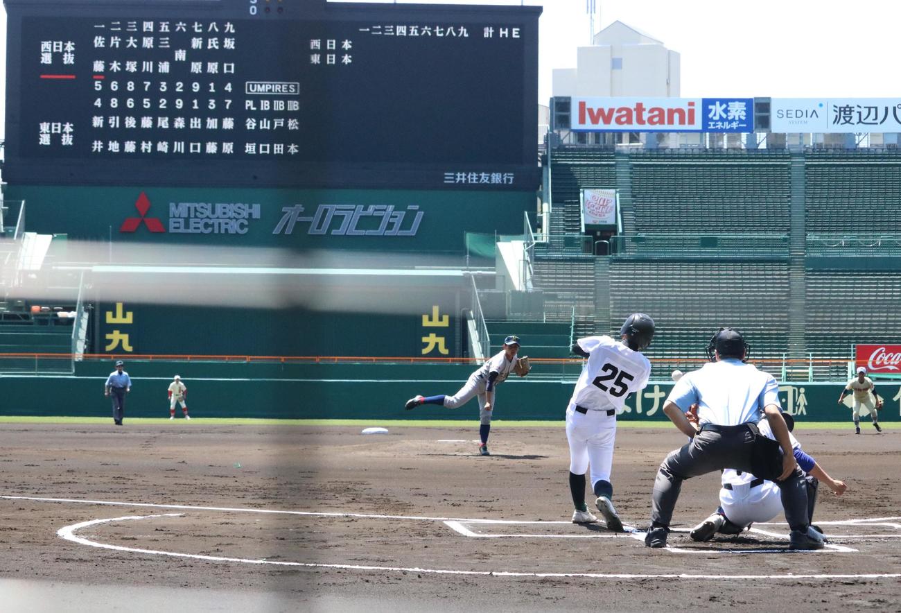史上初めて軟式球児が甲子園で1球目を投じる。投手は東日本選抜の三浦学苑・出口（撮影・林亮佑）