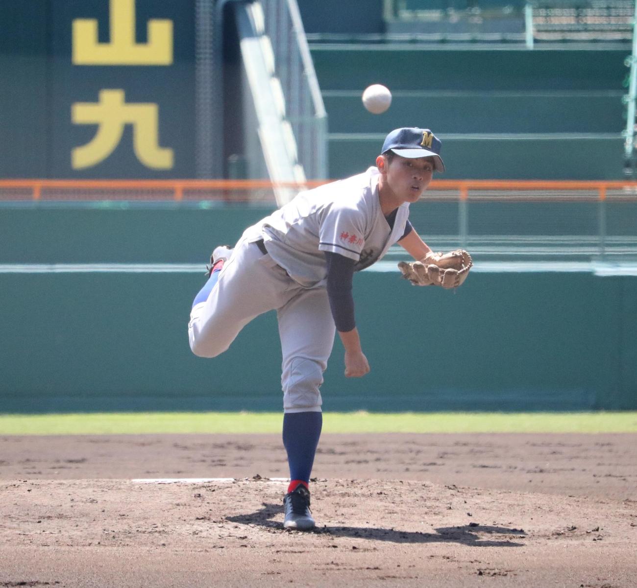 東日本選抜の三浦学苑・出口が先発投手として甲子園で軟式球を投じる（撮影・林亮佑）