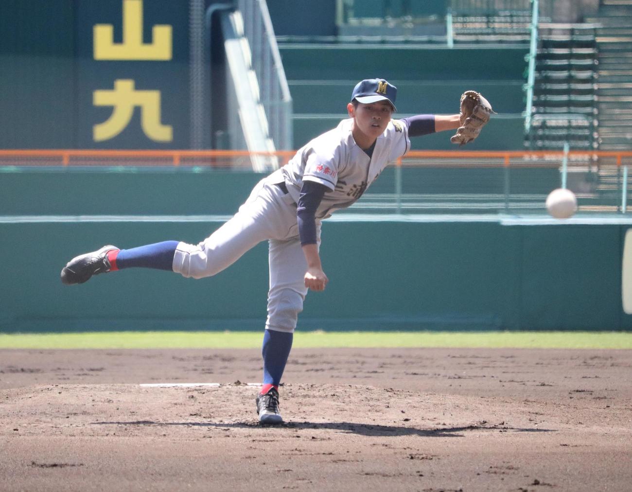 東日本選抜の三浦学苑・出口が先発投手として甲子園で軟式球を投じる（撮影・林亮佑）