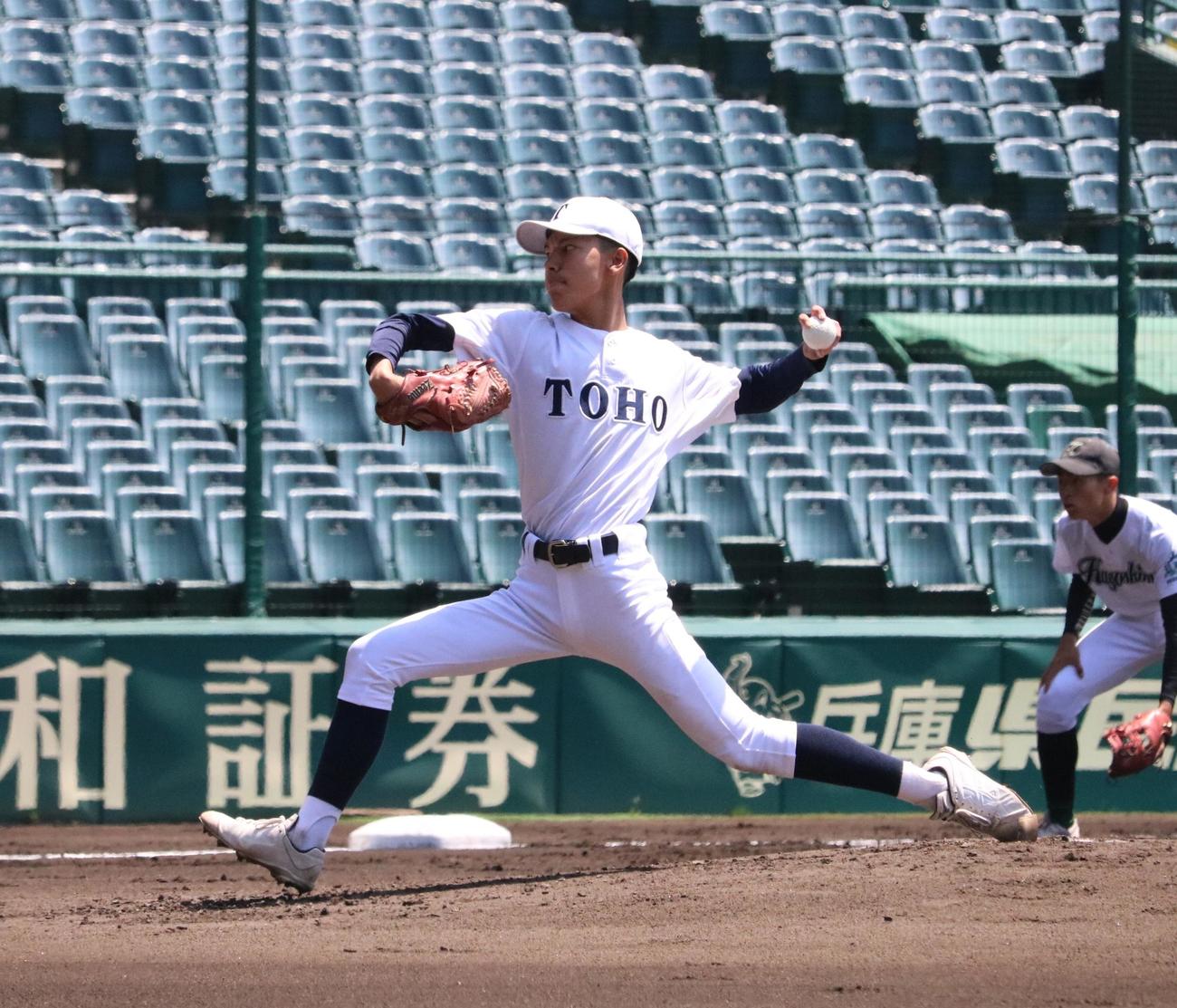 西日本選抜の東邦・氏原が先発投手として甲子園で軟式球を投じる（撮影・林亮佑）