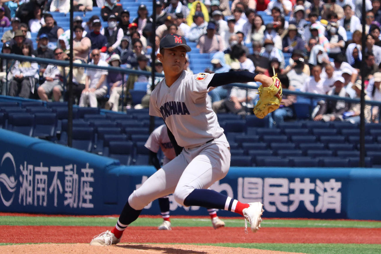3番手でマウンドに上がり1回2／3を投げ無安打無失点の3奪三振と好救援した横浜の織田（撮影・保坂淑子）