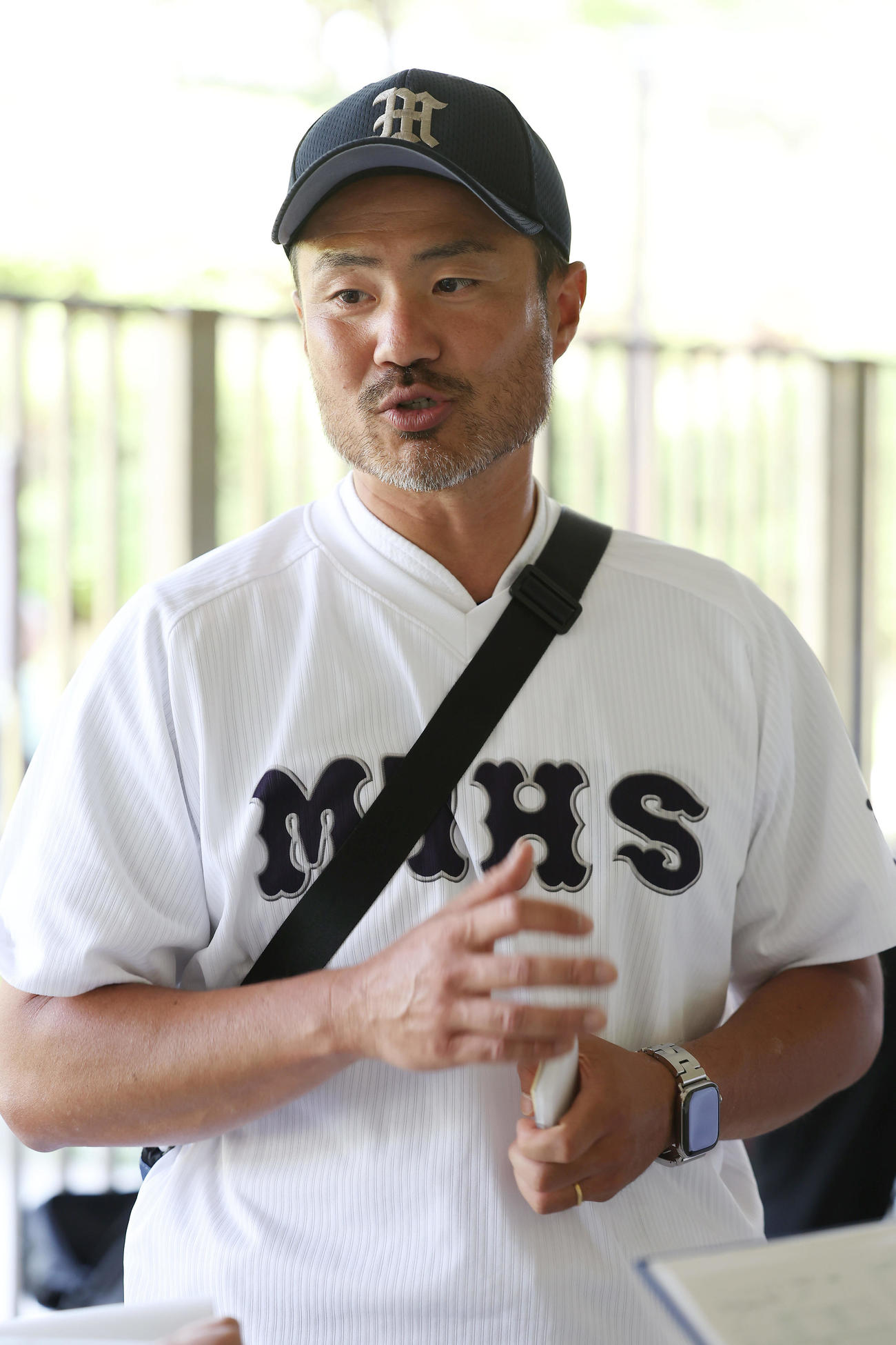 東大阪大柏原対都島工　試合後、取材に応じる都島工・小宅監督（撮影・前田充）