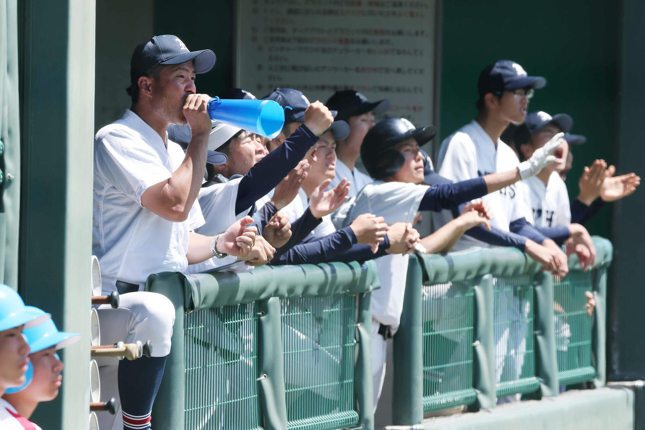 東大阪大柏原対都島工　選手らと並んでベンチから声を出す都島工・小宅監督（左）（撮影・前田充）