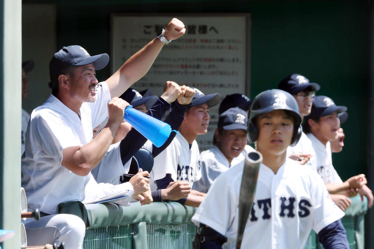 東大阪大柏原対都島工　選手らと並んでベンチから声を出す都島工・小宅監督（左）（撮影・前田充）