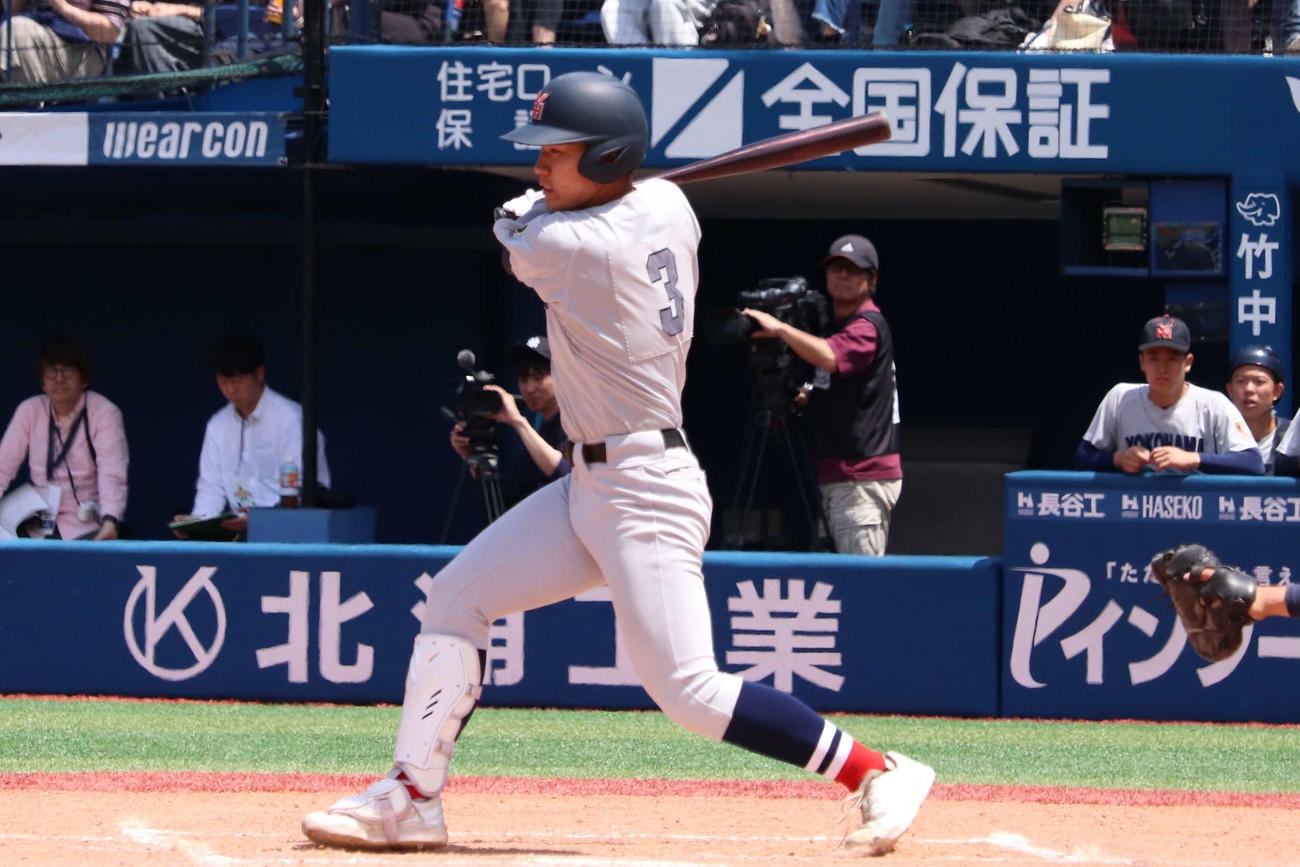 5回、無死満塁から勝ち越しの右越え2点適時打を放った小野舜友の打撃（撮影・保坂淑子）