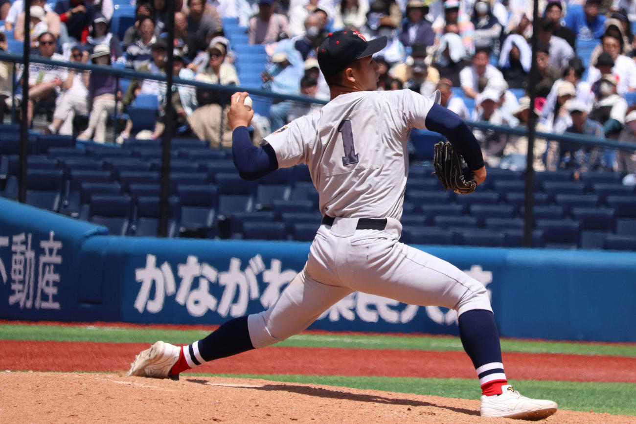 5番手でマウンドに上がり1回2／3を投げ無安打無失点に抑えた横浜のエース、奥村頼（撮影・保坂淑子）