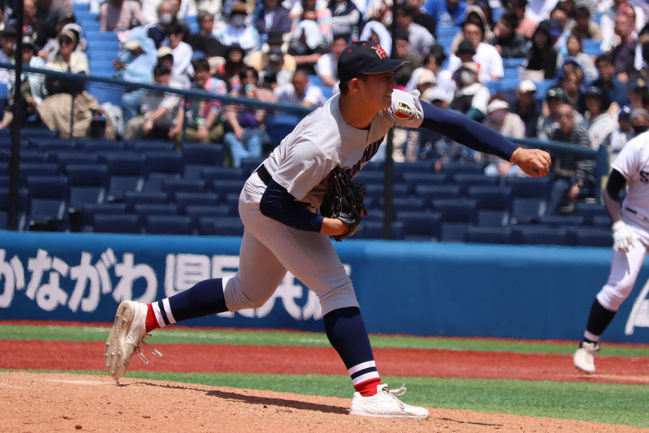 5番手でマウンドに上がり1回2／3を投げ無安打無失点に抑えた横浜のエース、奥村頼（撮影・保坂淑子）