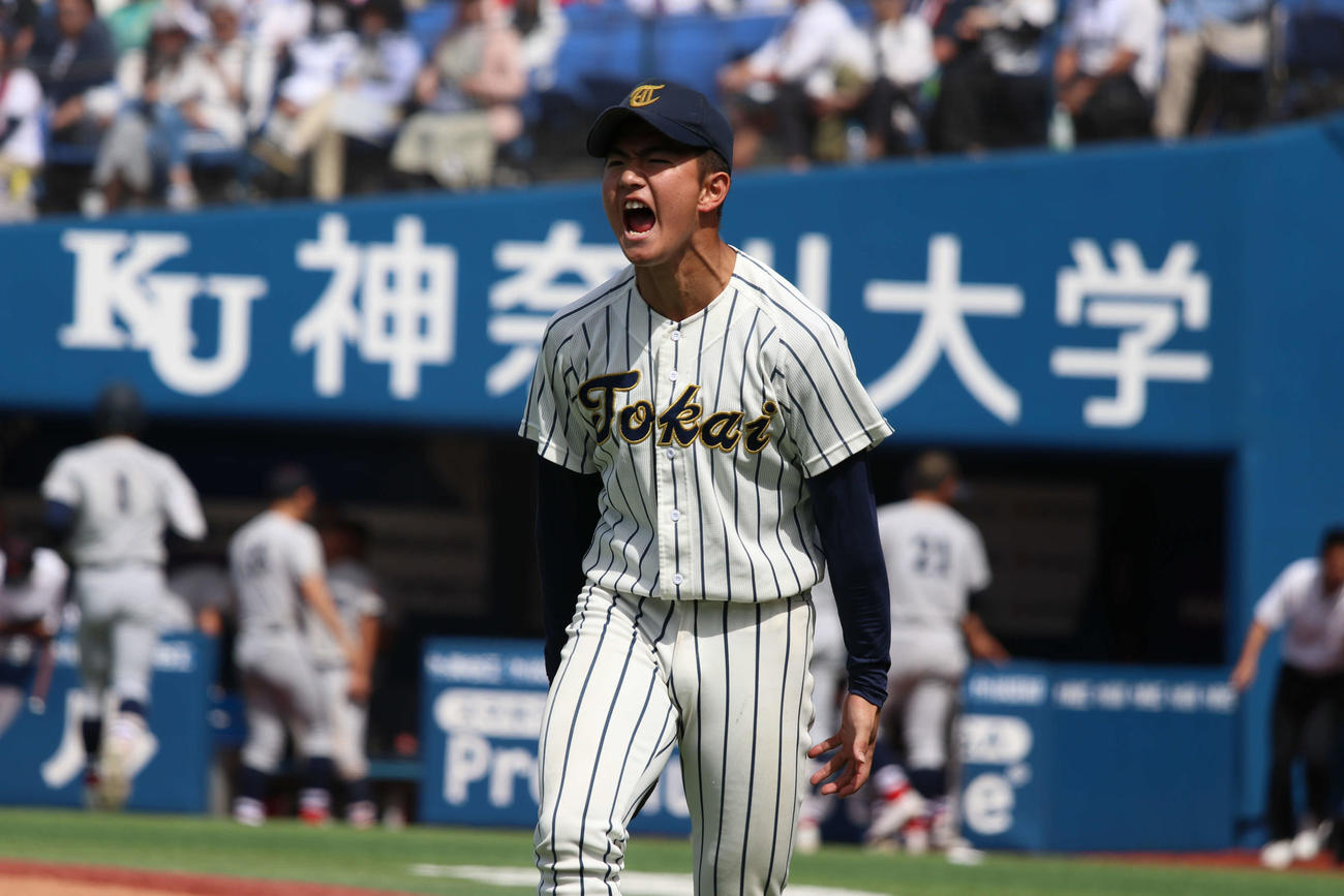 高校野球春季神奈川大会　決勝　東海大相模対横浜　相手上位打線を3者凡退に抑え、雄たけびを上げる東海大相模・萩原（撮影・一樹）