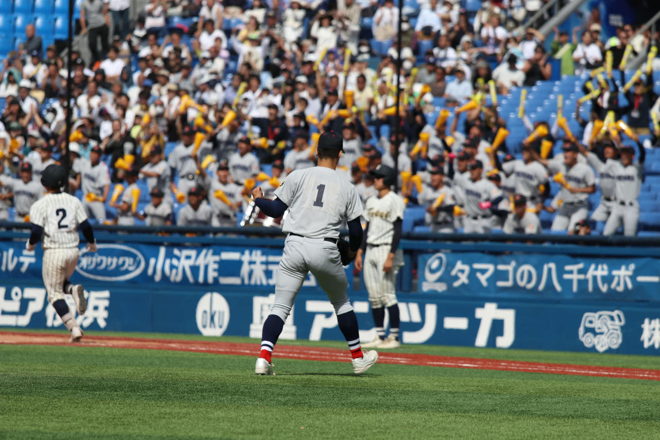 高校野球春季神奈川大会　決勝　東海大相模対横浜　10回表2死満塁のピンチを切り抜け、ガッツポーズする横浜・奥村頼（撮影・一樹）