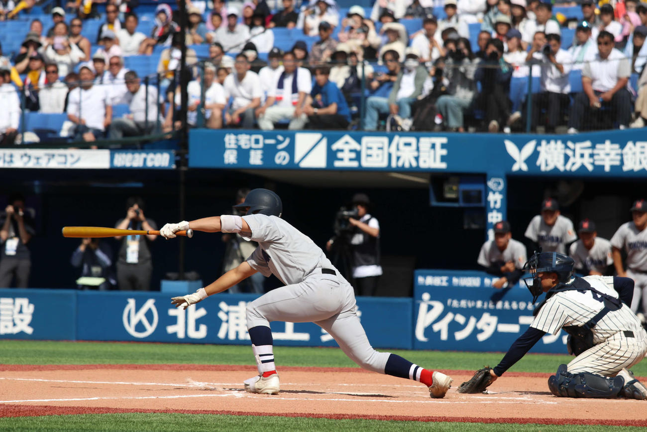 高校野球春季神奈川大会　決勝　東海大相模対横浜　10回裏横浜2死二、三塁、サヨナラ打となる中前安打を放つ駒橋（撮影・一樹）