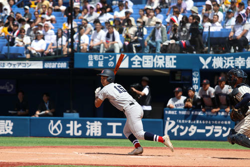 高校野球春季神奈川大会　決勝　東海大相模対横浜　4回裏横浜1死一、三塁、左前適時打を放つ今村（撮影・一樹）