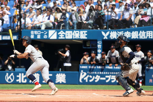 高校野球春季神奈川大会　決勝　東海大相模対横浜　6回裏横浜2死満塁の好機で左飛に倒れる奥村凌（撮影・一樹）