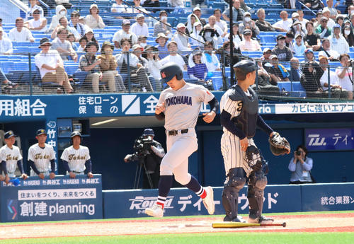 東海大相模対横浜　7回裏横浜2死二、三塁、敵失で二塁走者小野が同点の生還（撮影・北村健龍）
