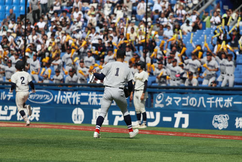 高校野球春季神奈川大会　決勝　東海大相模対横浜　10回表2死満塁のピンチを切り抜け、ガッツポーズする横浜・奥村頼（撮影・一樹）