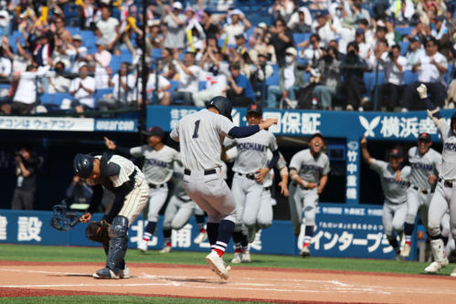 高校野球春季神奈川大会　決勝　東海大相模対横浜　サヨナラのホームを踏む横浜・奥村頼（撮影・一樹）