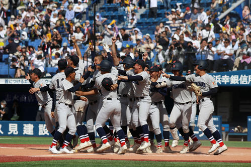 高校野球春季神奈川大会　決勝　東海大相模対横浜　公式戦25連勝となるサヨナラ勝ちを決め、歓喜する横浜の選手たち（撮影・一樹）