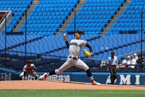 高校野球春季神奈川大会　決勝　東海大相模対横浜　先発し力投する横浜・織田（撮影・一樹）