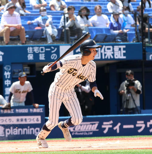 東海大相模対横浜　1回表東海大相模無死一塁、適時二塁打を放つ安嶋浬久（撮影・北村健龍）