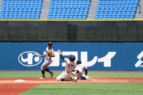 高校野球春季神奈川大会　決勝　東海大相模対横浜　2回表東海大相模無死一塁、エンドランを試みるも一塁走者高野は二塁タッチアウトに（撮影・一樹）