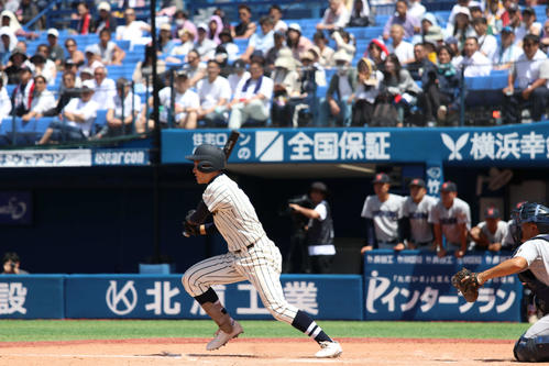 高校野球春季神奈川大会　決勝　東海大相模対横浜　3回表東海大相模1死一、三塁、右前適時打を放つ金本（撮影・一樹）