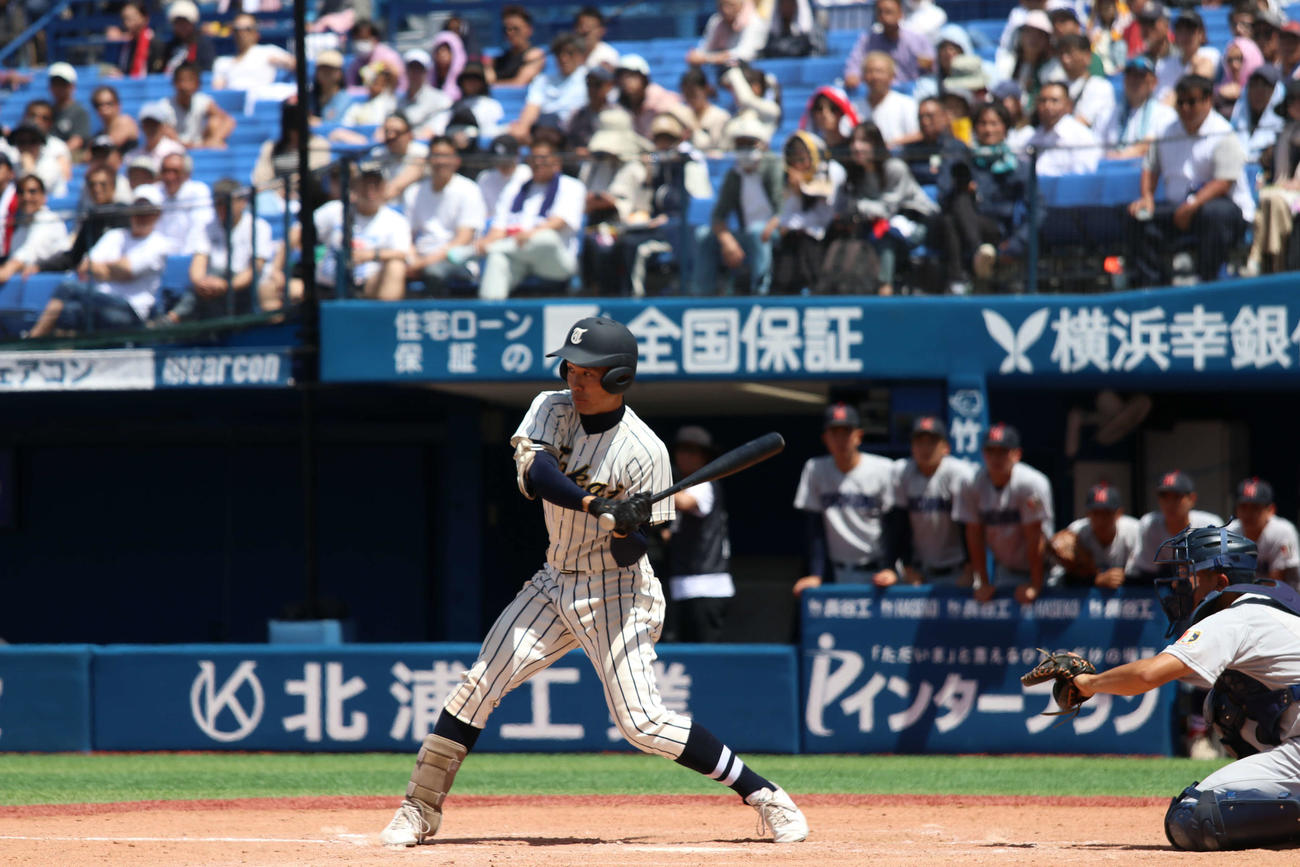 高校野球春季神奈川大会　決勝　東海大相模対横浜　3回表東海大相模1死一、三塁、右前適時打を放つ金本（撮影・一樹）