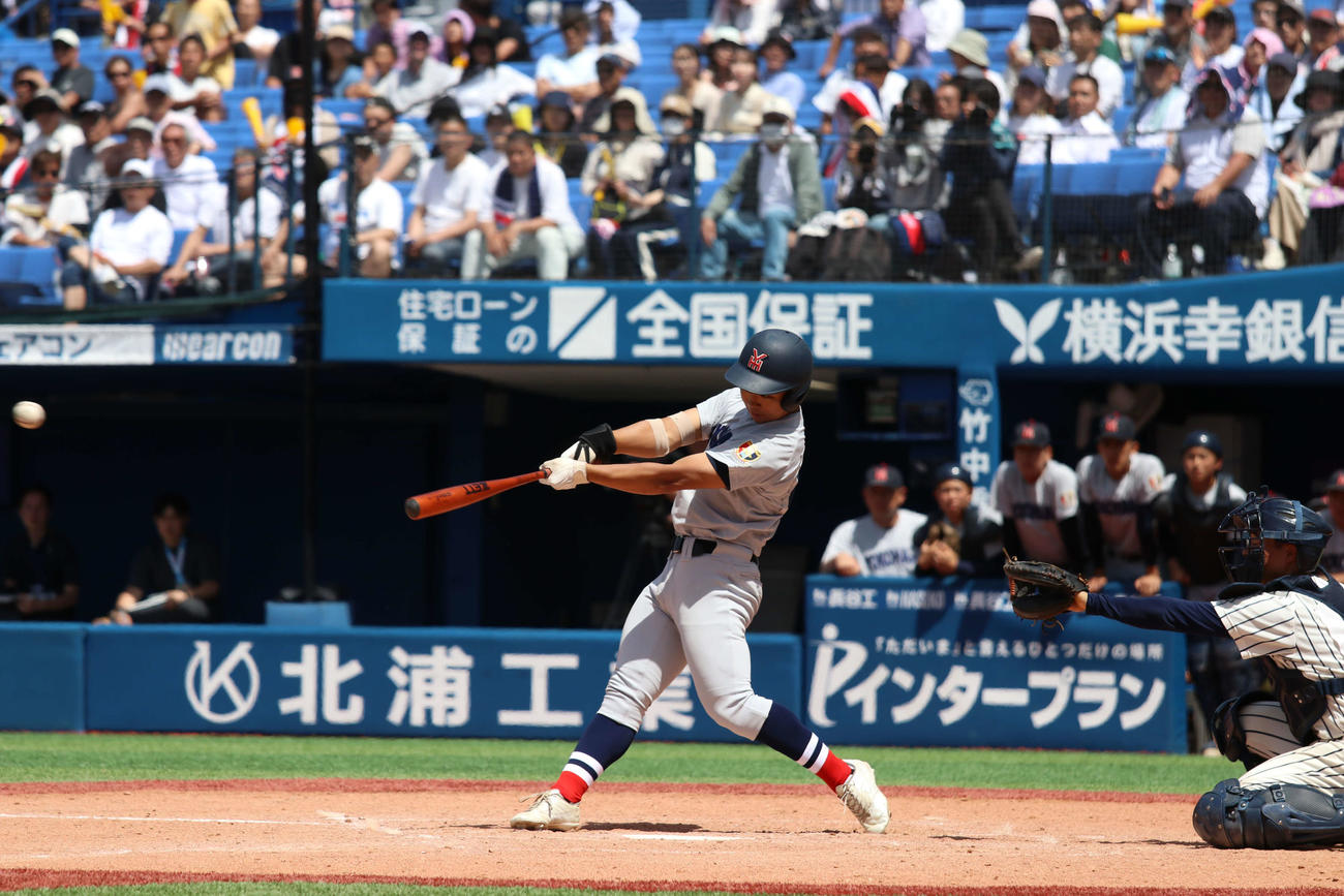 高校野球春季神奈川大会　決勝　東海大相模対横浜　4回裏横浜1死一、三塁、左前適時打を放つ今村（撮影・一樹）