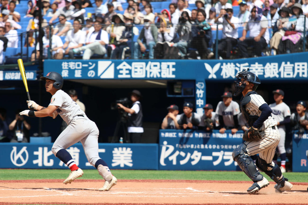 高校野球春季神奈川大会　決勝　東海大相模対横浜　6回裏横浜2死満塁の好機で左飛に倒れる奥村凌（撮影・一樹）