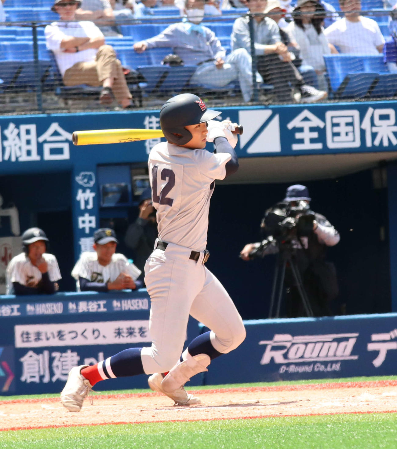 東海大相模対横浜　2回裏横浜2死二塁、植村直太朗が適時打を放つ（撮影・北村健龍）