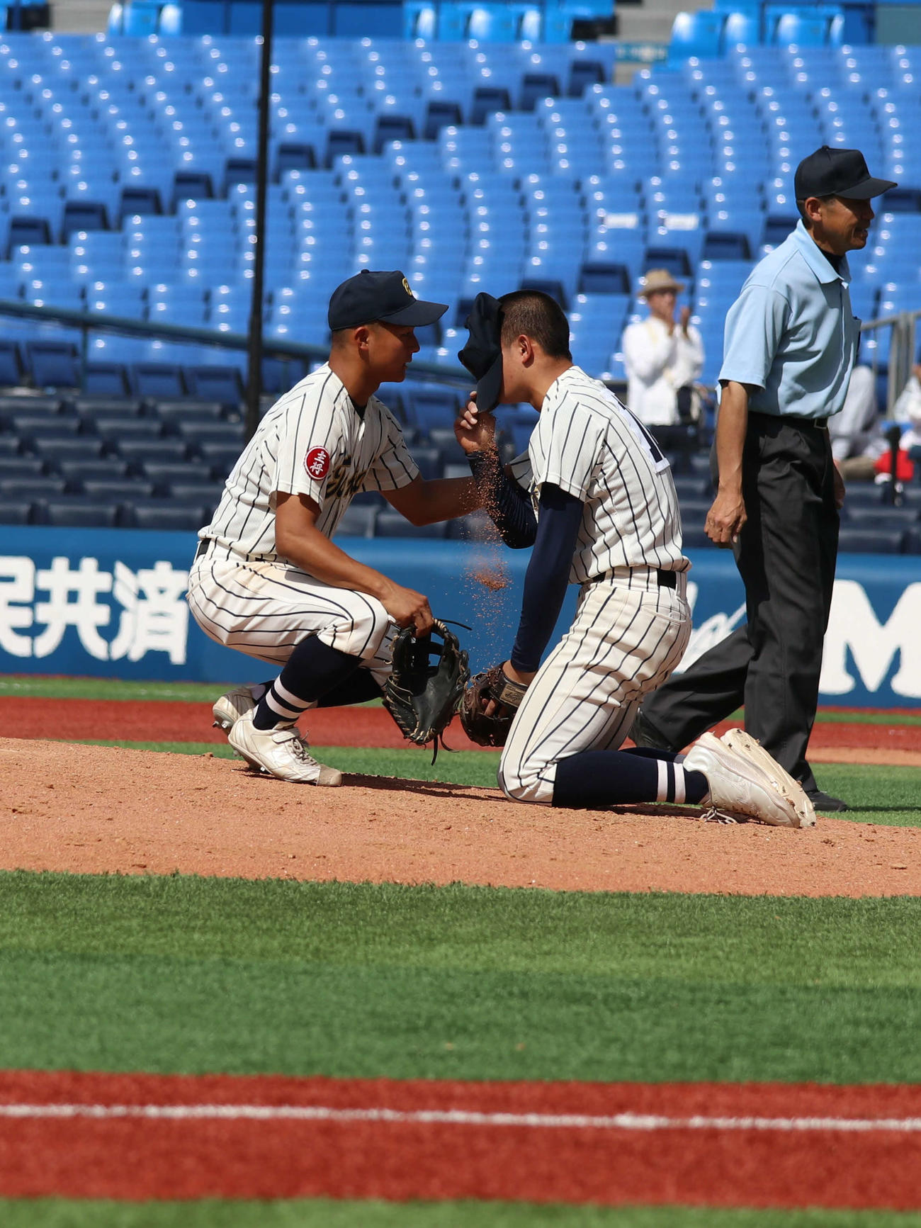 東海大相模対横浜　延長戦の末に敗れ、悔し涙を流す東海大相模・萩原（右）（撮影・一樹）
