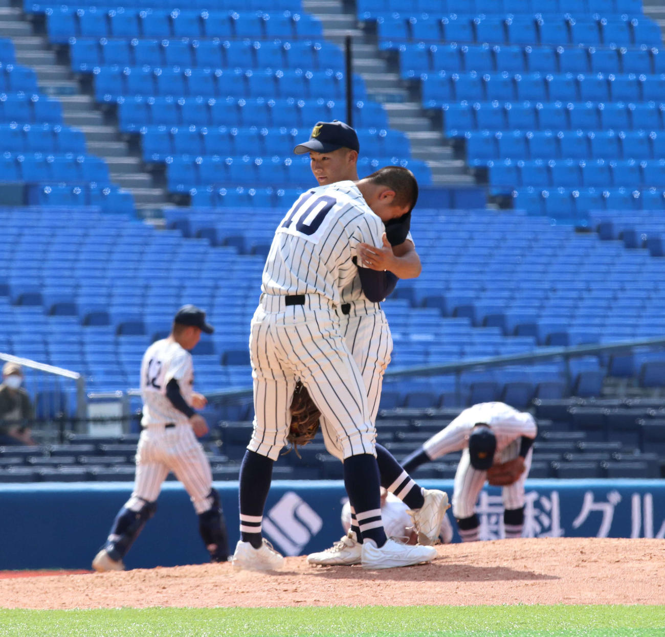東海大相模対横浜　10回裏横浜2死二、三塁、サヨナラ打を浴び涙を流す東海大相模・萩原（左）（撮影・北村健龍）