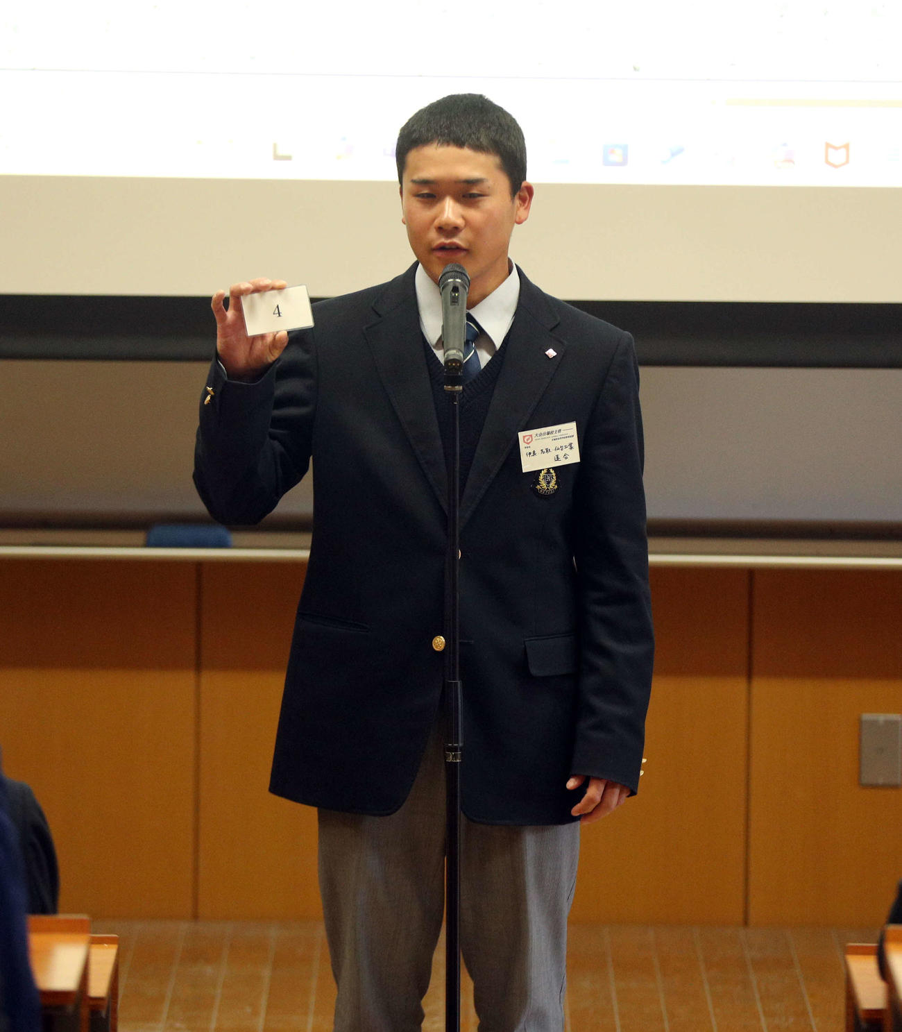 抽選番号を読み上げる伊具・名取・仙台工連合・高橋主将（撮影・木村有優）