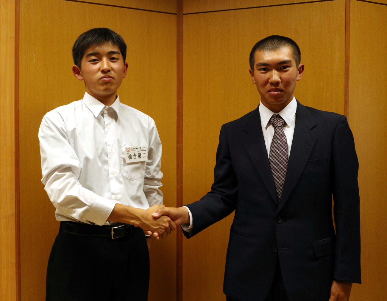 「ナンバースクール対決」となり、握手をかわす仙台二・太見主将（左）と星野学生コーチ（撮影・木村有優）