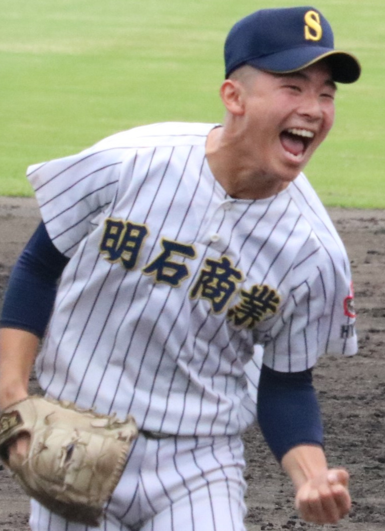 試合に勝利して明石商の石原がガッツポーズを見せる（撮影・林亮佑）