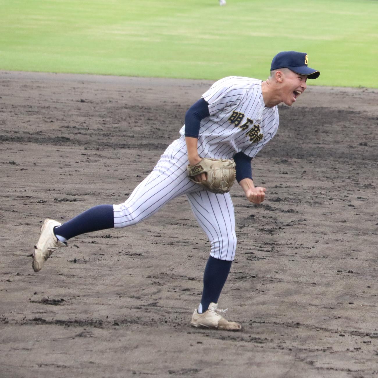 試合に勝利して明石商の石原がガッツポーズを見せる（撮影・林亮佑）