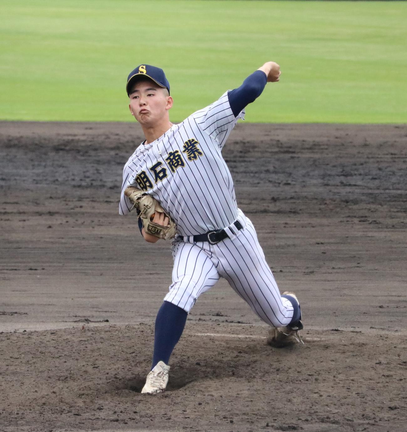 明石商の石原が好投する（撮影・林亮佑）
