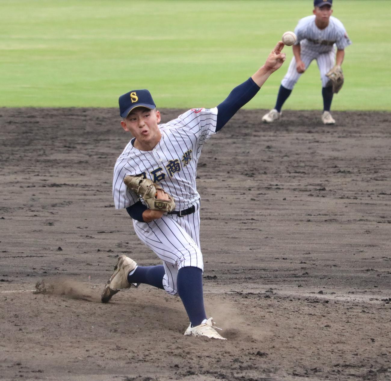 明石商の石原が好投する（撮影・林亮佑）
