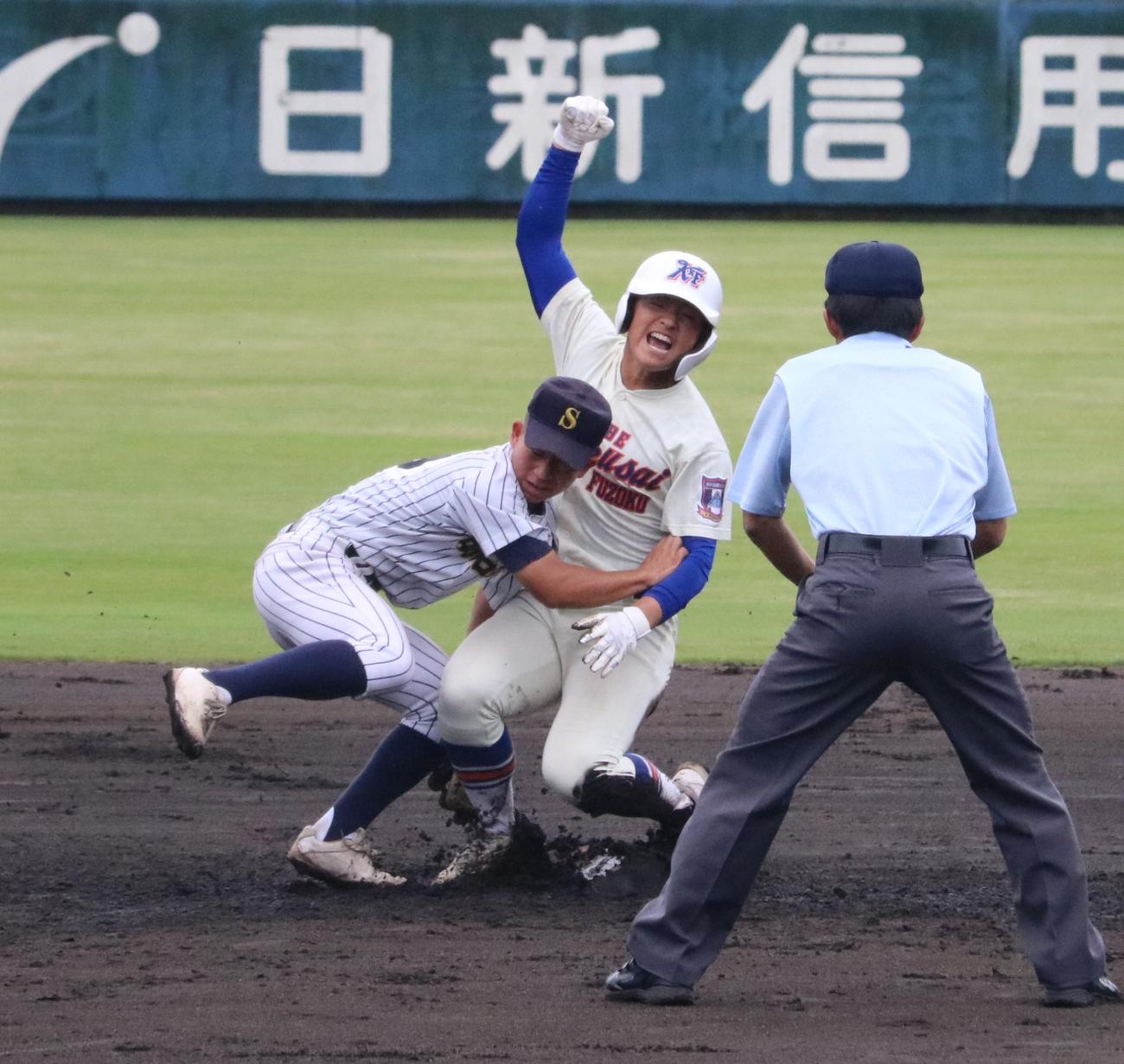 3回、神戸国際大付の竹田が左翼線へ適時打を放ち、二塁を陥れる（撮影・林亮佑）