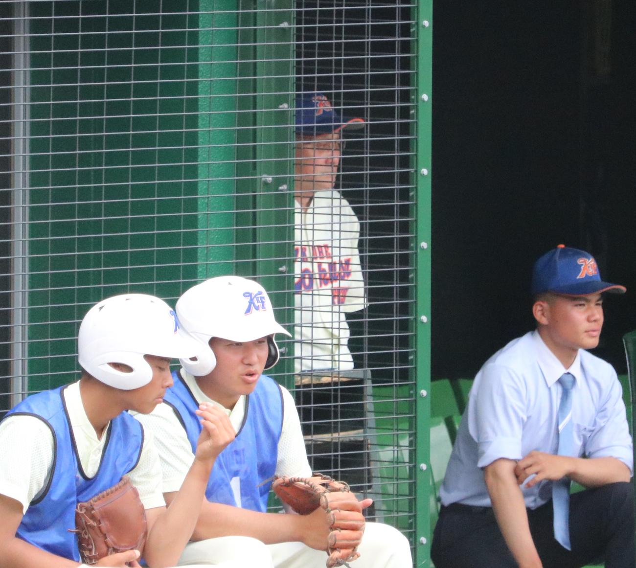神戸国際大付の青木監督がベンチから戦況を見つめる（撮影・林亮佑）