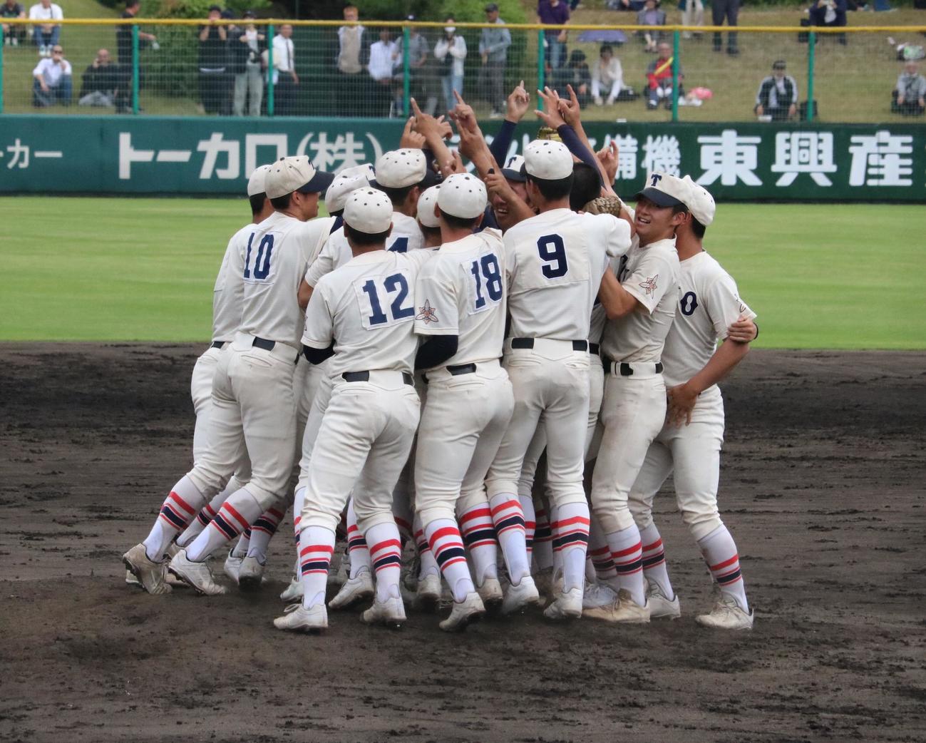 優勝を決めた東洋大姫路ナインがマウンド付近で歓喜の輪をつくる（撮影・林亮佑）