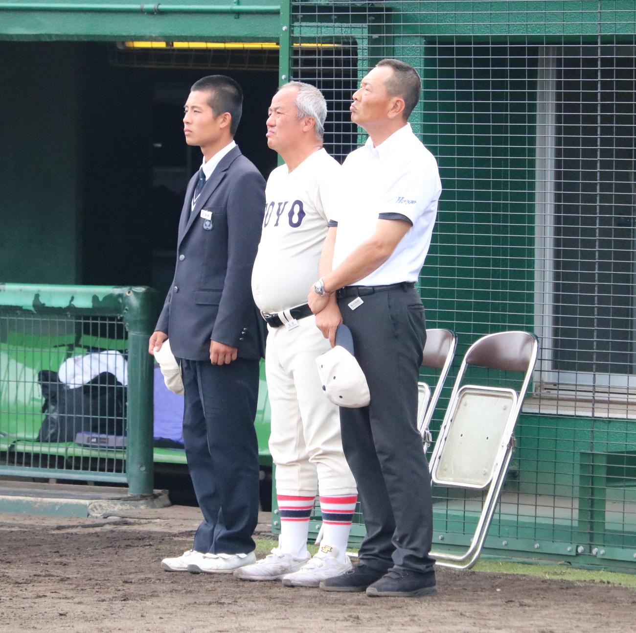 東洋大姫路の岡田監督（中央）が試合を終えてベンチ前に並ぶ（撮影・林亮佑）